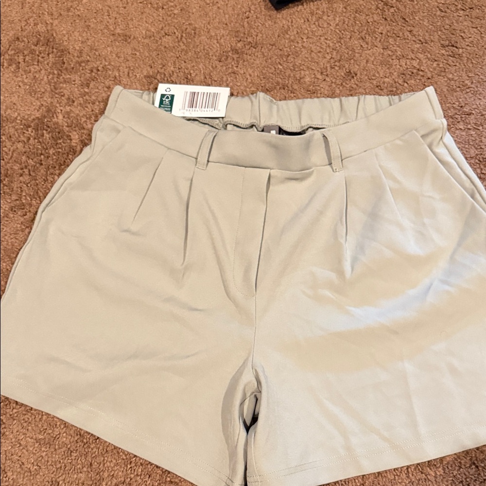 New Women's light green pull on  Shorts
